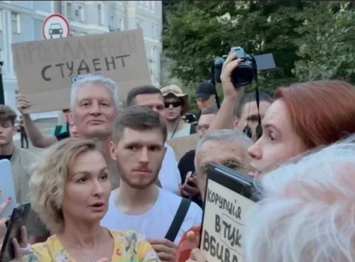"Безугла - чорт!": як "люди з картонками" відреагували на вимогу Мар'яни Безуглої надати їй слово